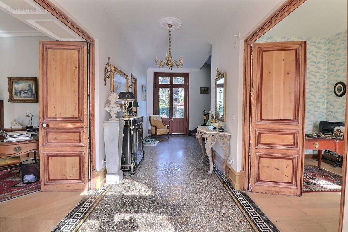 Maison bourgeoise de 380 m2 sur 3 niveaux avec de nombreuses possibilités - photo 9
