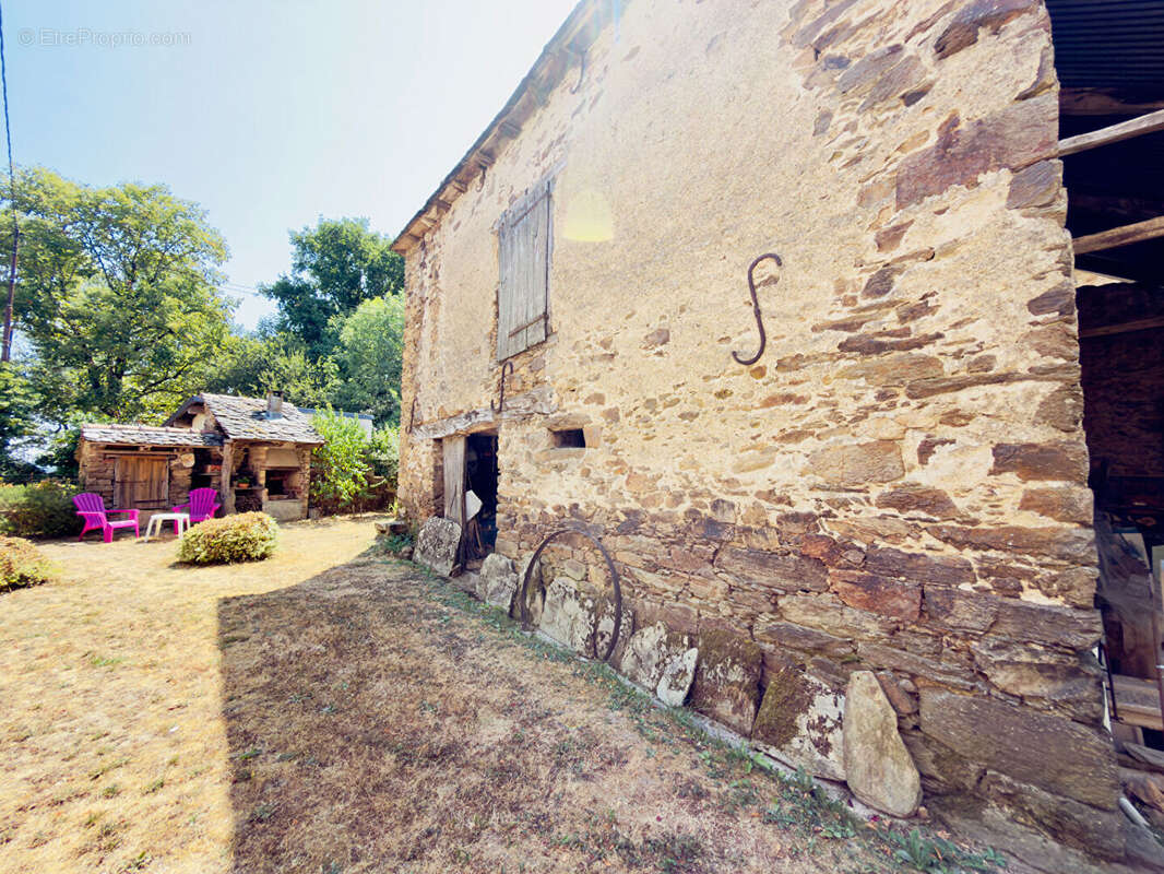 Ledergues - maison de caractère d'environ 150 m² - 6 pièces - 3 chambres - jardin - dépendances - photo 16
