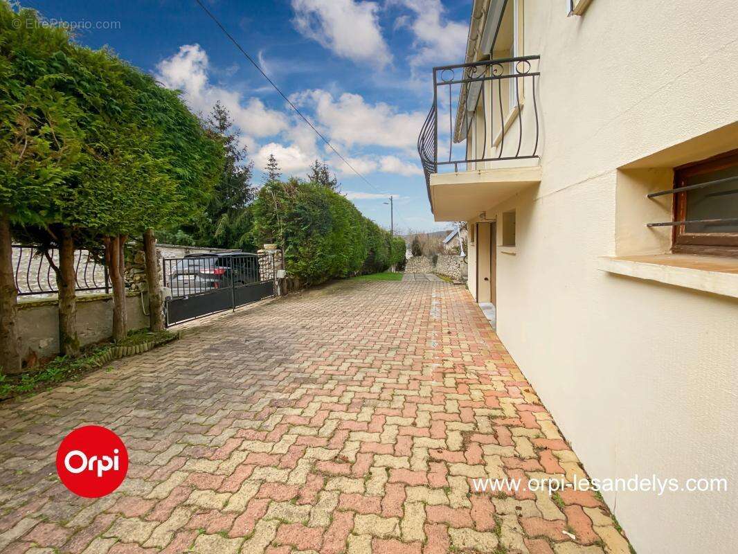 Maison à COURCELLES-SUR-SEINE