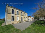 Maison à SAINT-PIERRE-DE-JUILLERS