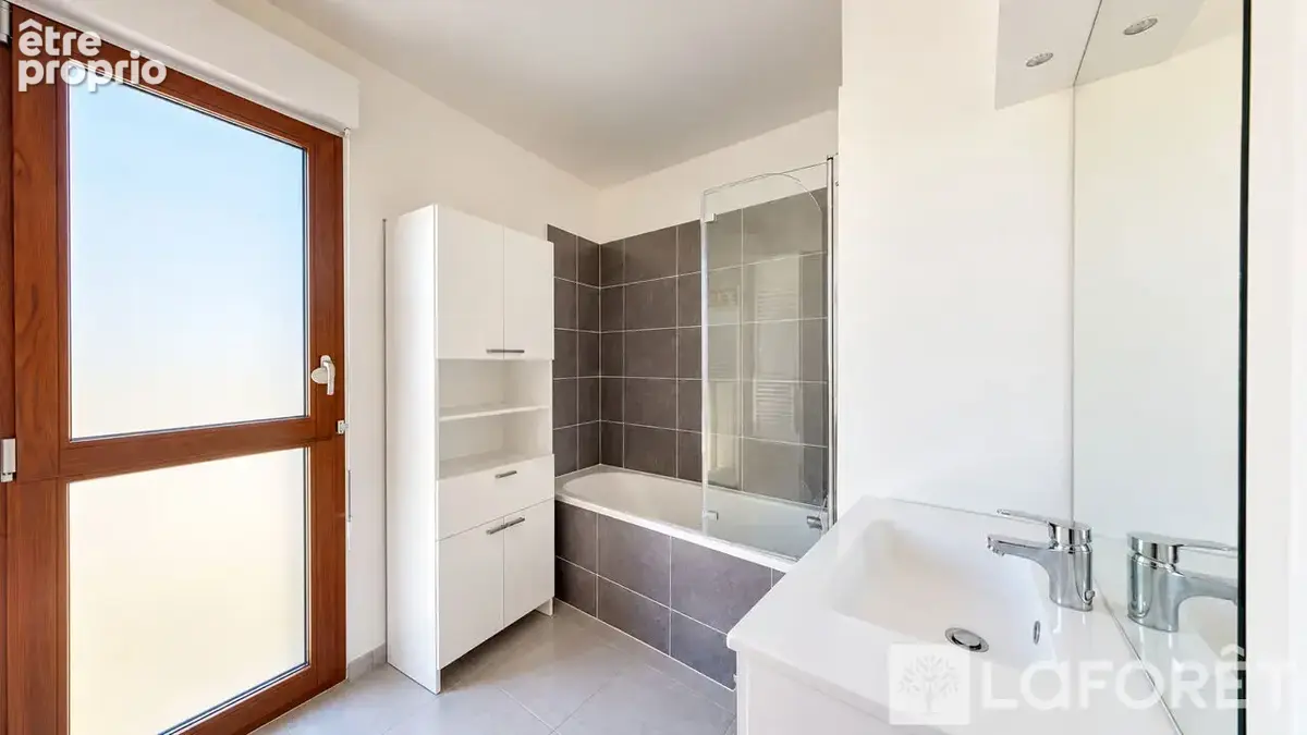 À vendre - Reims - appartement, 3 chambres, box inclus dans résidence récente - photo 2