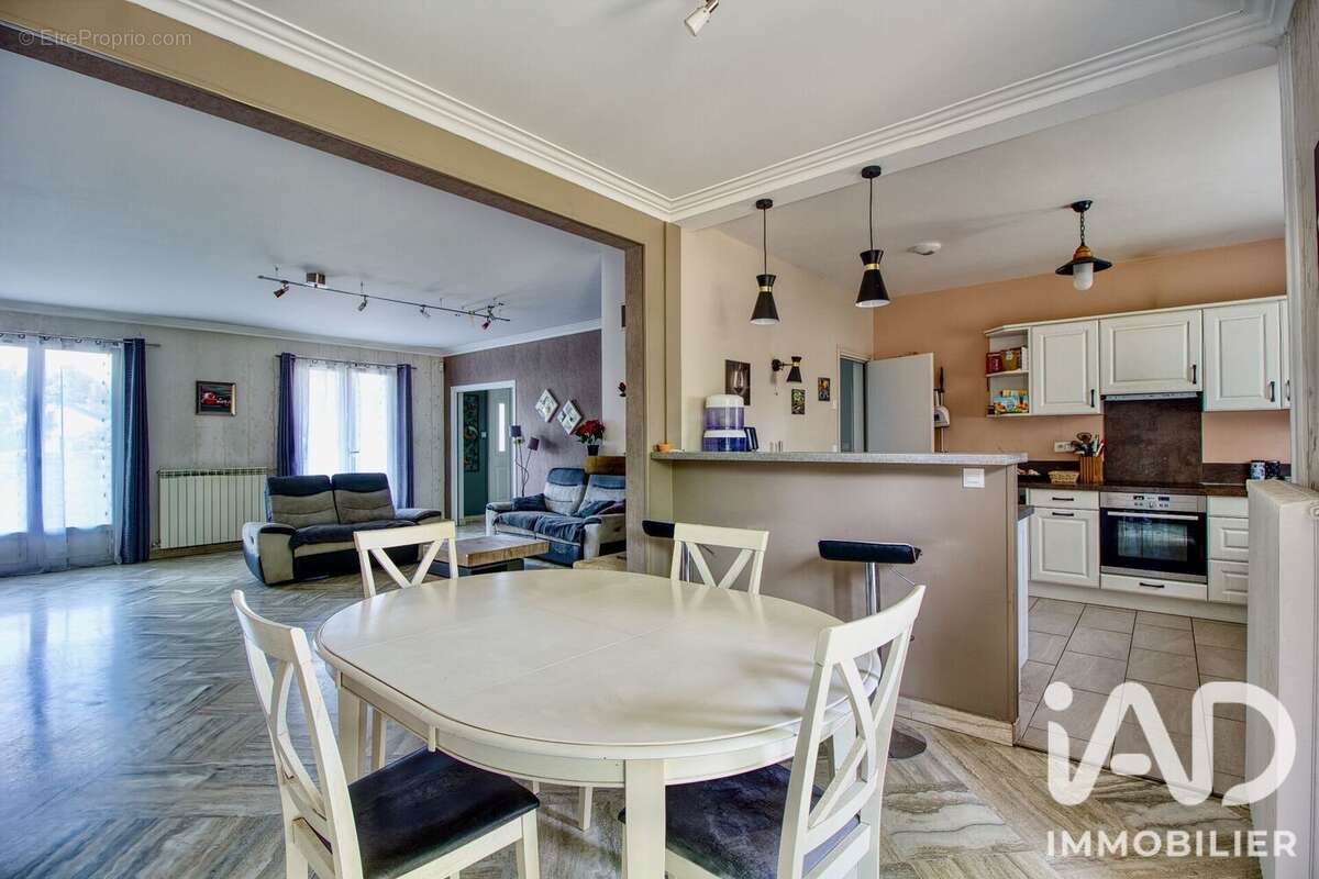 Maison 240 m² à La Chapelle-En-Serval  - photo 4