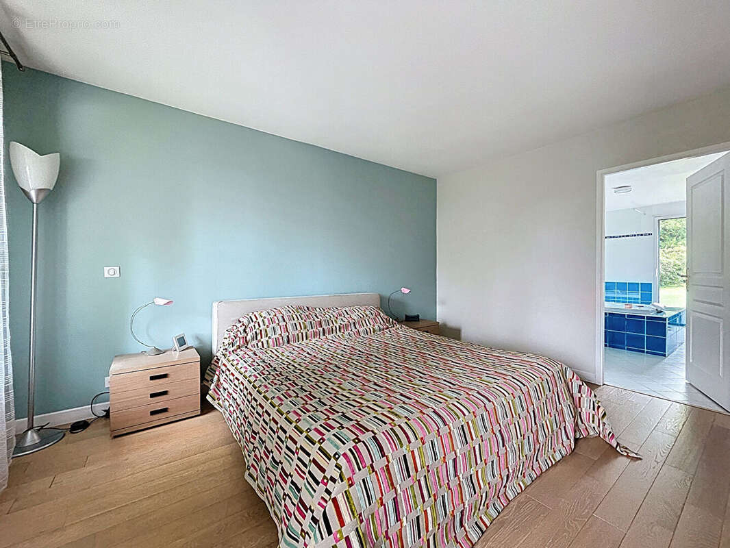 Villa 196m2 4 chambres séjour cathédrale jardin 1043m2 - Santeny - photo 6