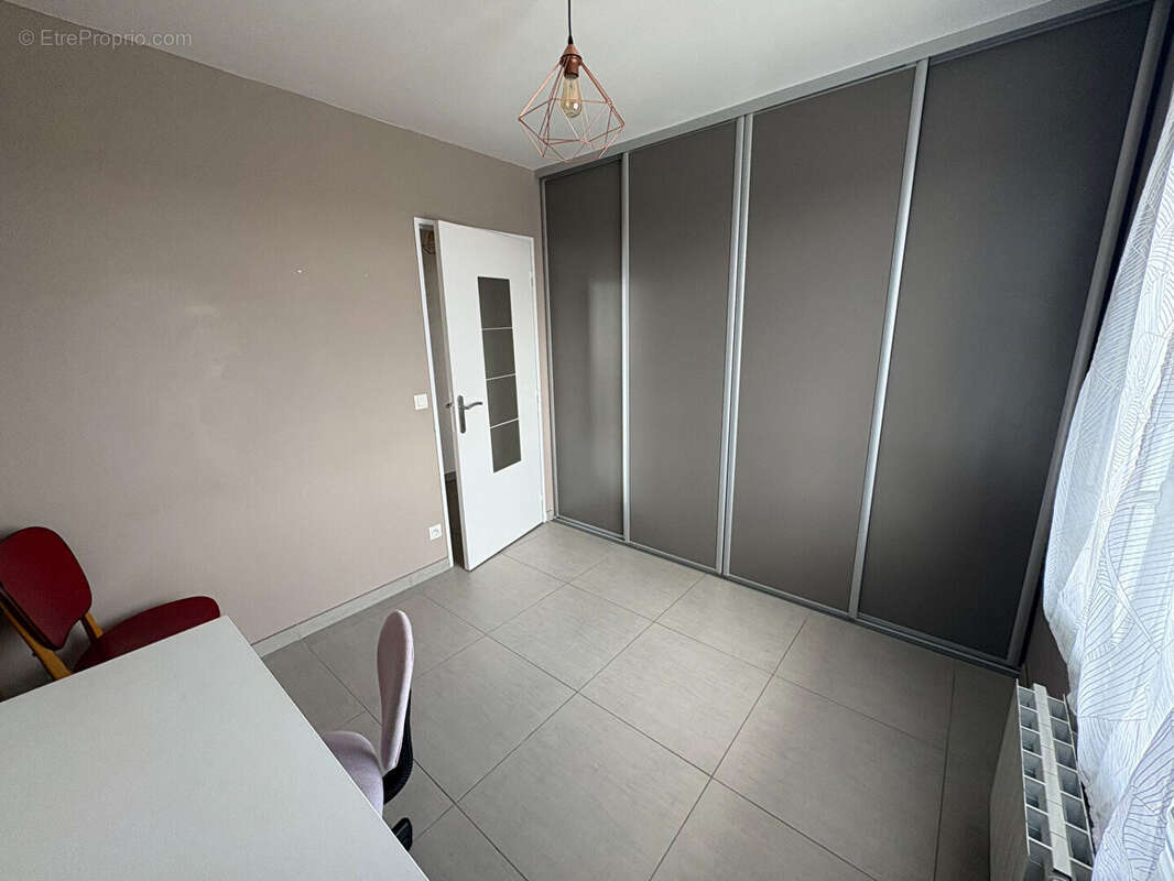 HAUBOURDIN - Appartement 3 pièces de 69 m² avec balcon plein sud, garage et parking - photo 7