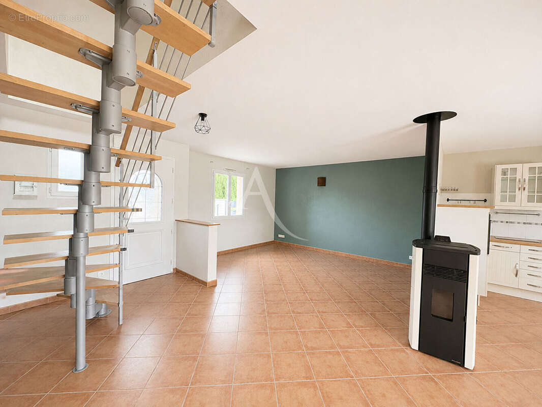 Vivy - Maison de plain-pied 113 m² - 5 chambres - Jardin et garage - photo 4