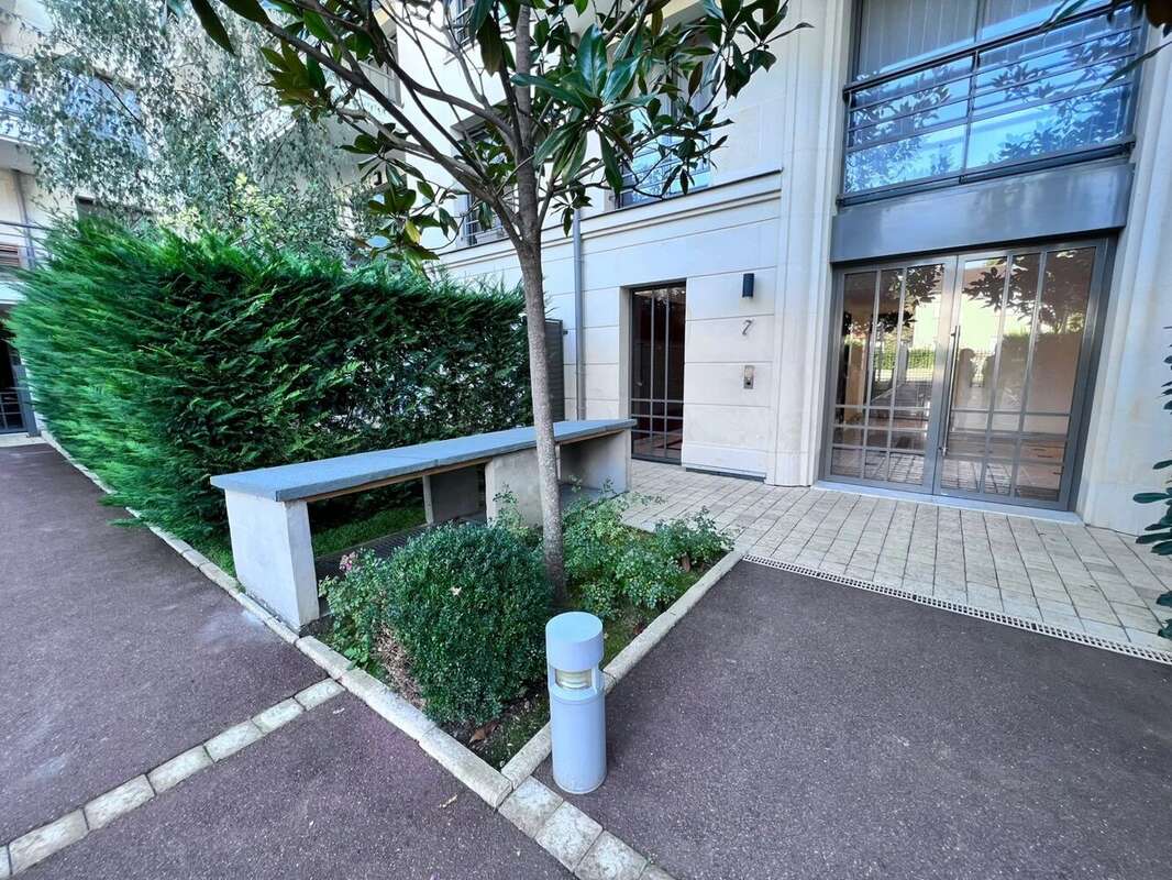 Chaville rive droite - 2p jardin privatif box - photo 2