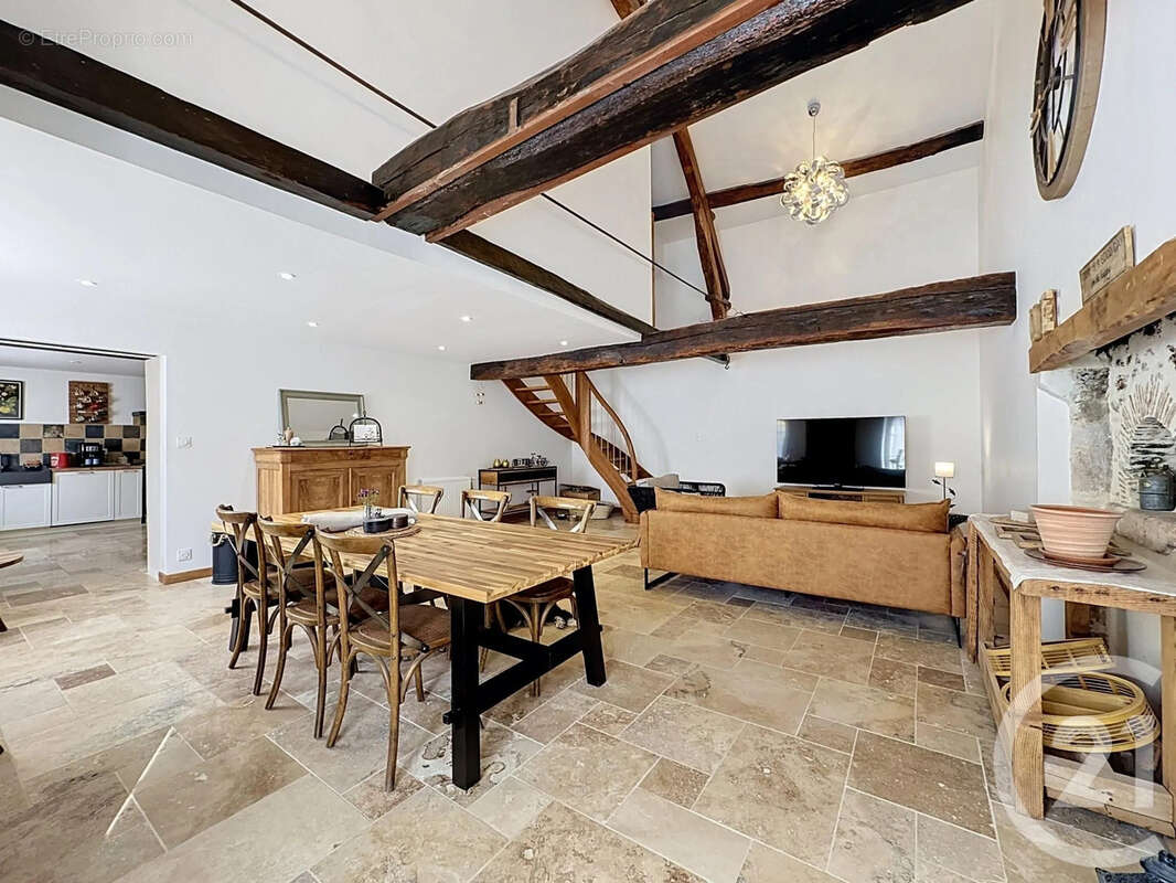 Maison 160 m² à Clery-Saint-Andre  - photo 3