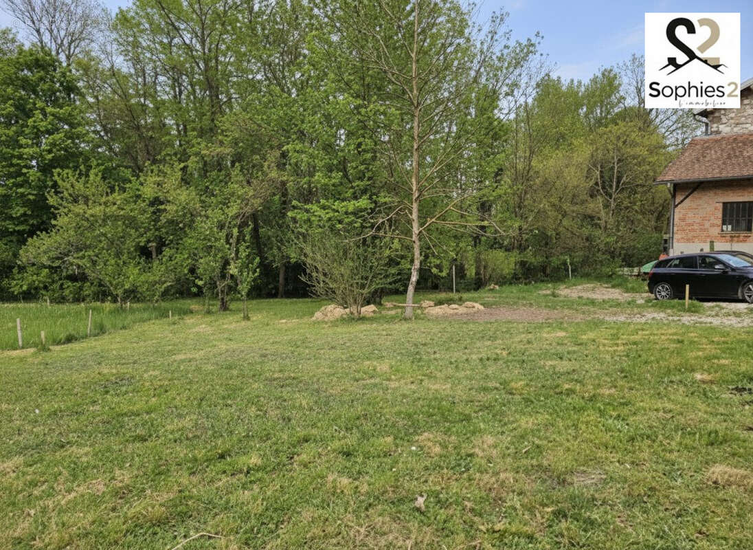 Terrain à VARCES-ALLIERES-ET-RISSET