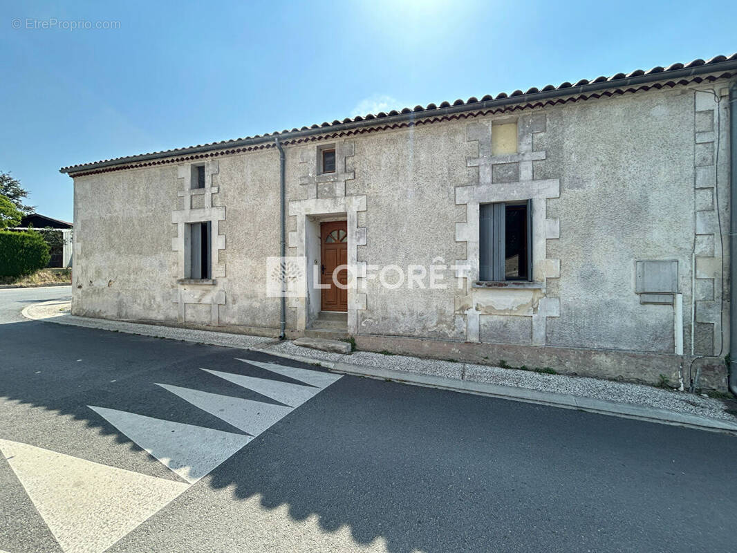 Maison à MONTLIEU-LA-GARDE