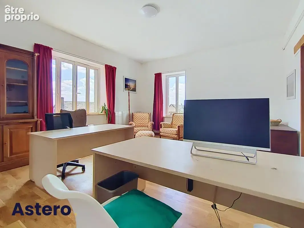Combrailles (63)-maison de maitre en pierres 211m² renovee-4 chambres-jardin - photo 4