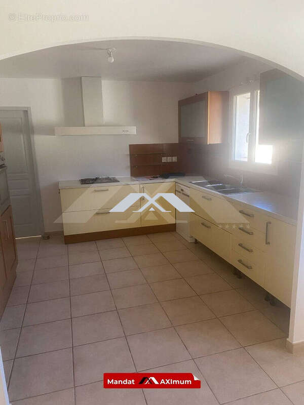 Maison 202 m² à Arles  - photo 3
