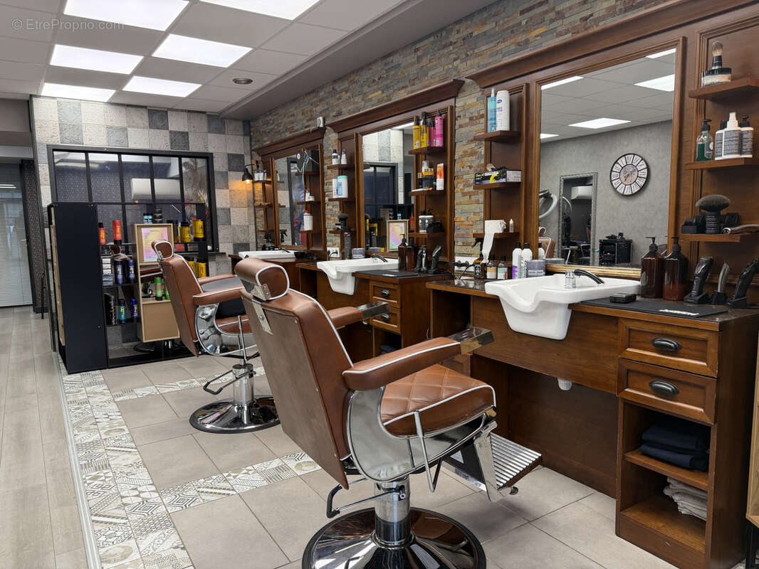 Salon de coiffure & barbier clé en main   emplacement no1 centre-ville tournus ou vente des actions : 23 000 € - photo 2