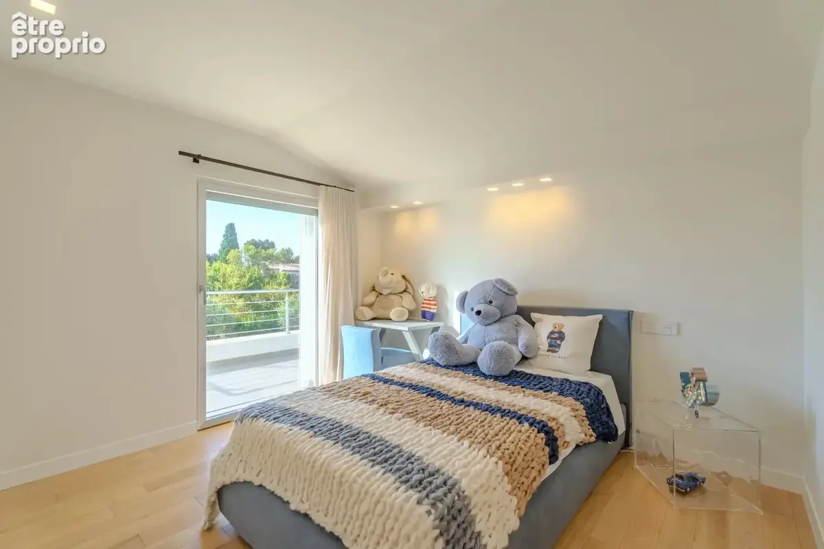 Villa contemporaine rénovée, terrain plat et piscine - photo 9