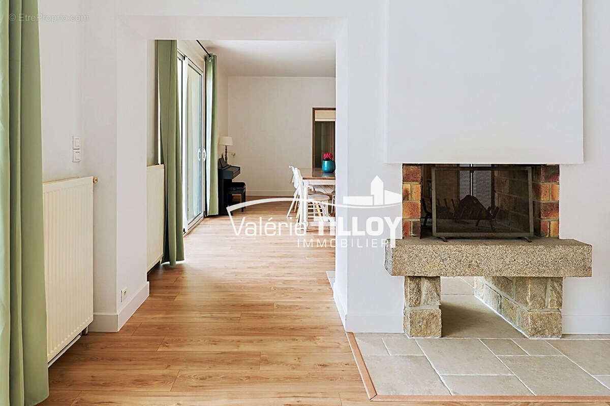 Maison familiale de 210 m² avec suite parentale de plain-pied, sous-sol total et jardin plein sud en hyper-centre de Bruz - photo 3