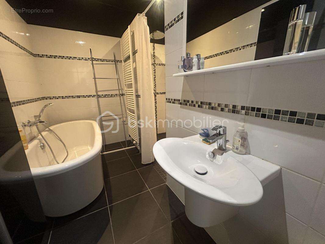 Jolie maison-centre ville -5 chambres - dont studio - grands garages - photo 6