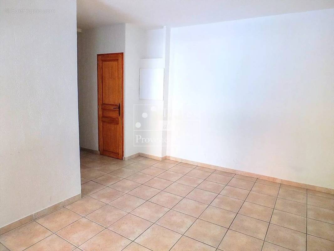 Commerce à SALERNES