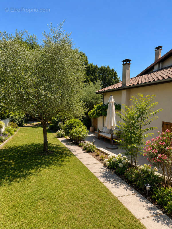 Maison familiale aux volumes généreux avec piscine, dépendances et terrain de 1 400 m2 - photo 9