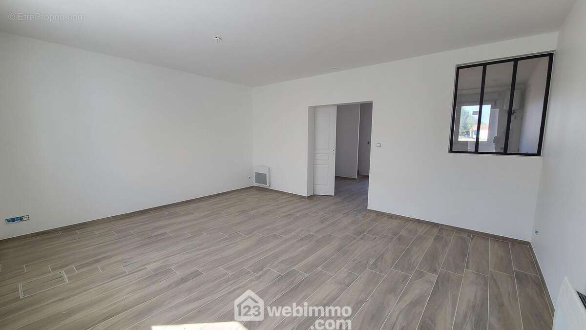 Séjour donnant sur espace cuisine et toilette - Maison à TALMONT-SAINT-HILAIRE