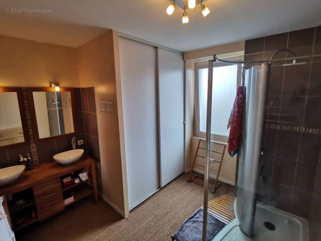 Maison à SAINT-LAURENT-SUR-GORRE