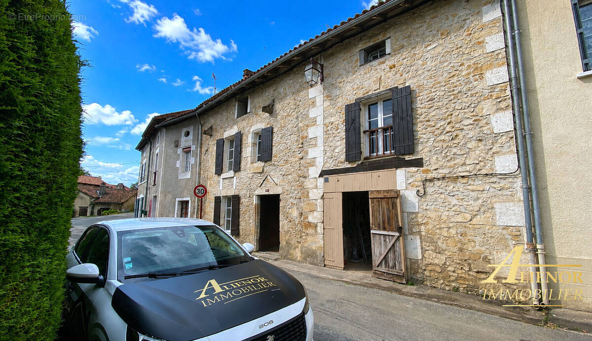 Maison à SAINT-FRONT-LA-RIVIERE