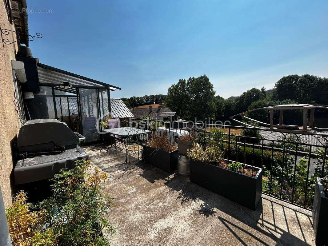 Maison de village en pierre avec 3 chambres / terrasse / véranda / cave / jardin / grange et garage à Curan ! - photo 2