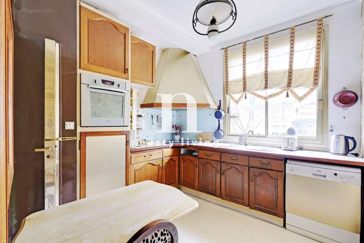 Appartement à PARIS-16E
