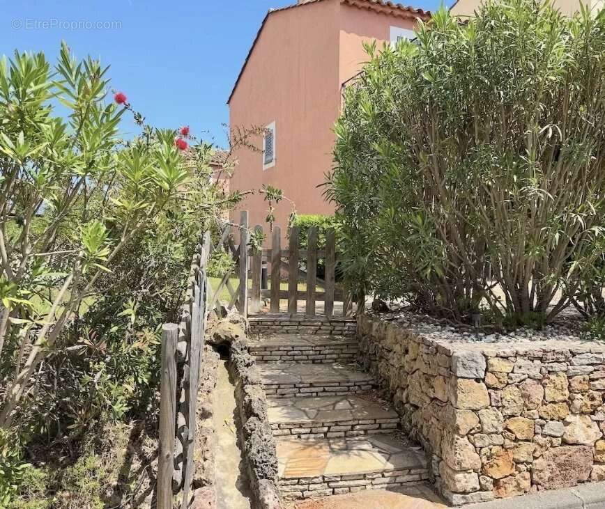 Appartement à ROQUEBRUNE-SUR-ARGENS