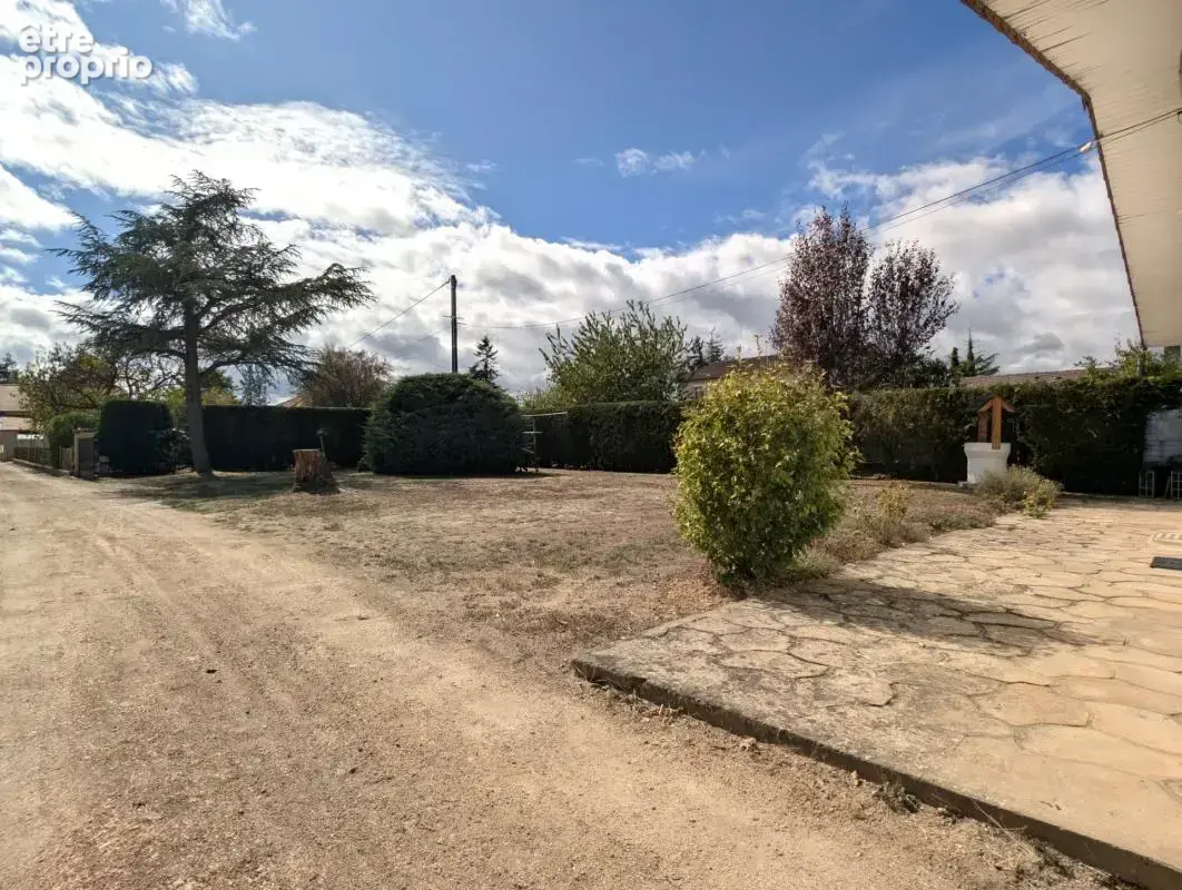 Saint-Léger-sur-Roanne — Maison de plain-pied 99m², 4 chambres et terrain de 2 224 m² - photo 2