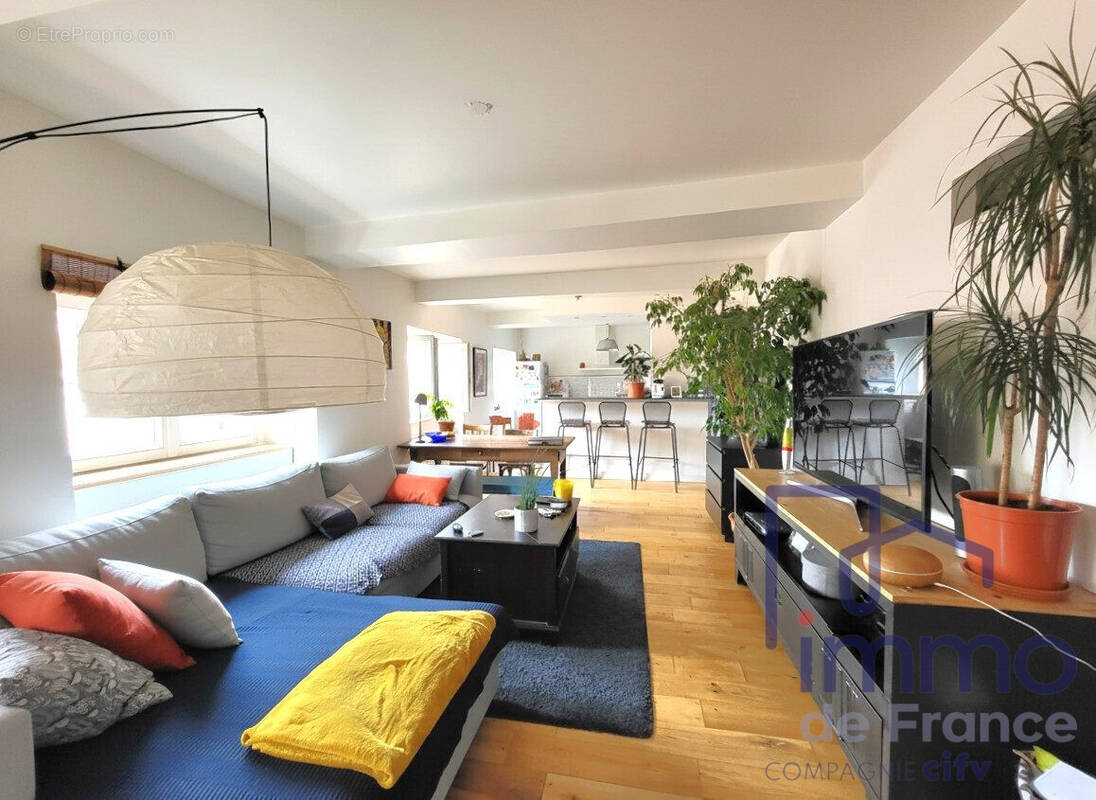 SALON - Appartement à SAINT-ETIENNE