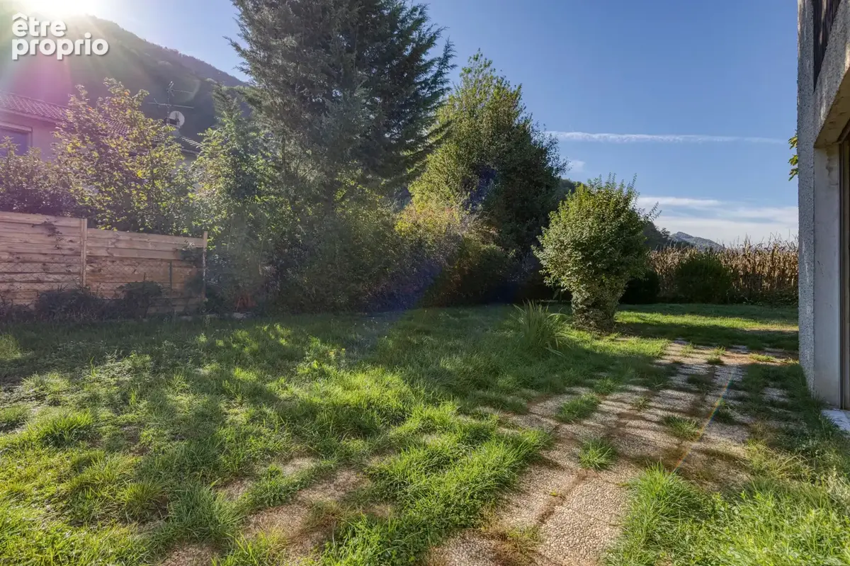 LE VERSOUD - Maison mitoyenne de 96 m2 habitables à rénover avec garage, sur terrain de 430 m2 - photo 7