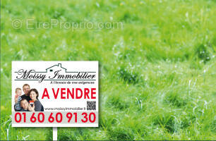 Terrain à MOISSY-CRAMAYEL