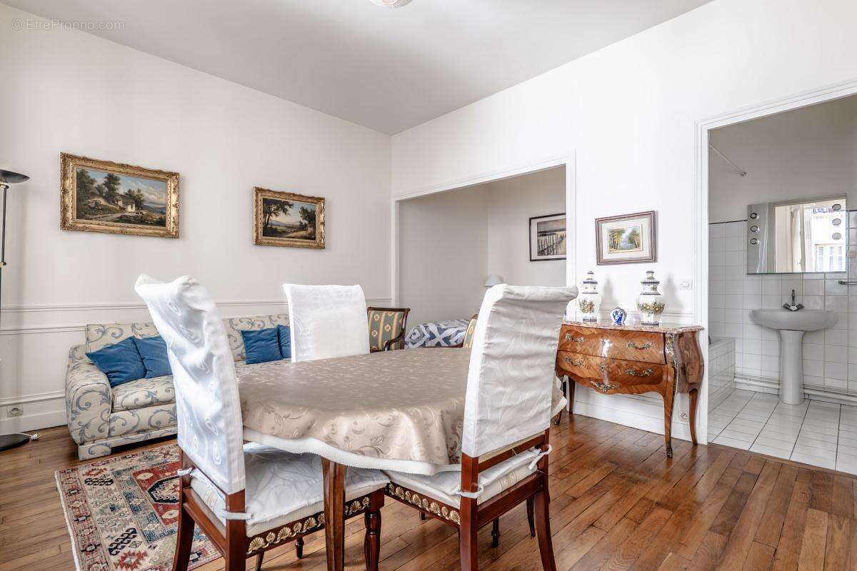 Appartement à PARIS-1E