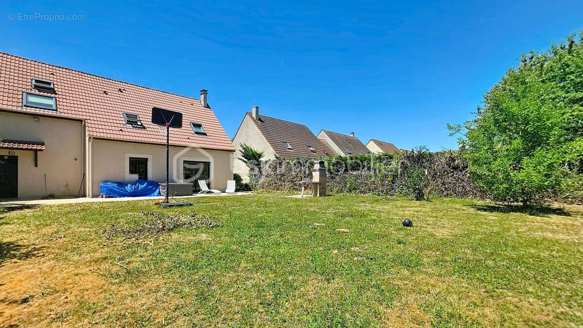 Maison à SAVIGNY-LE-TEMPLE