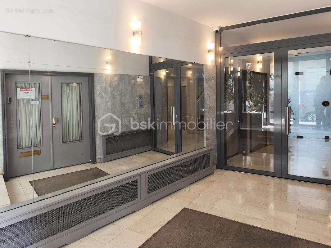 Appartement à PARIS-8E