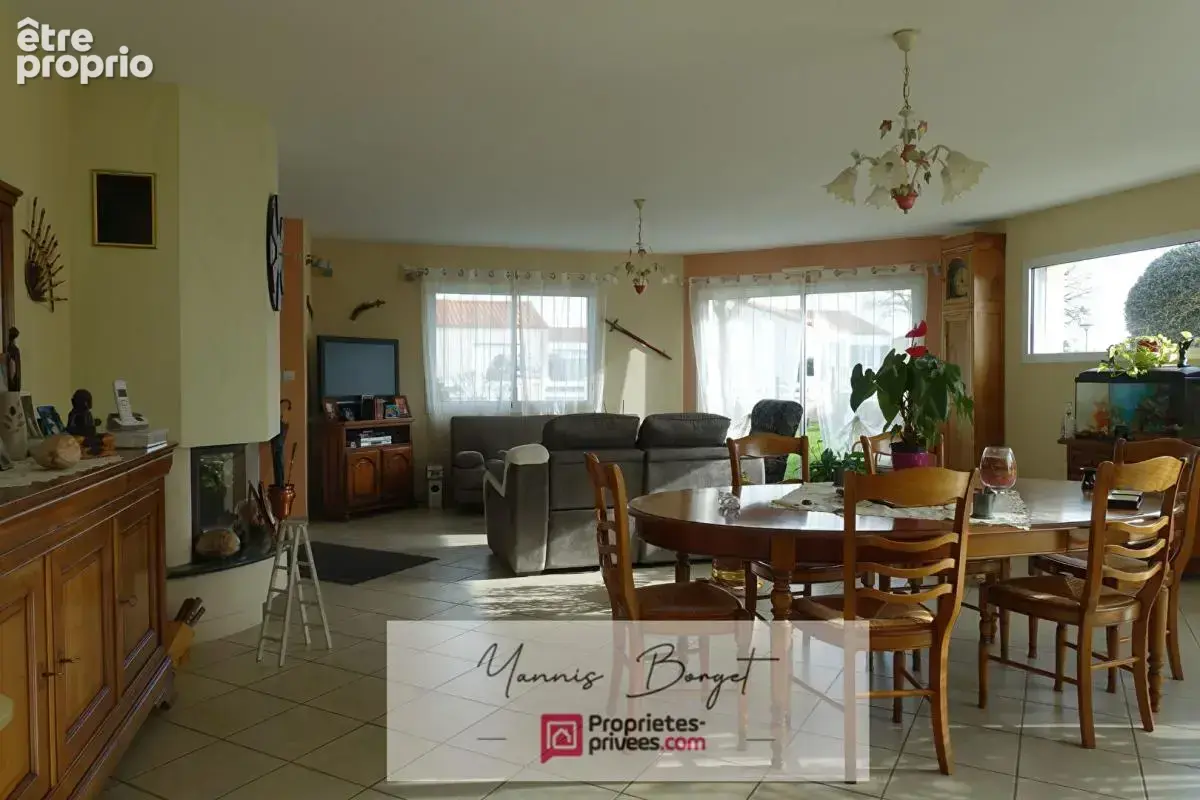 Maison plain-pied - 155 m² - Jardin - Garages et dépendances - photo 5