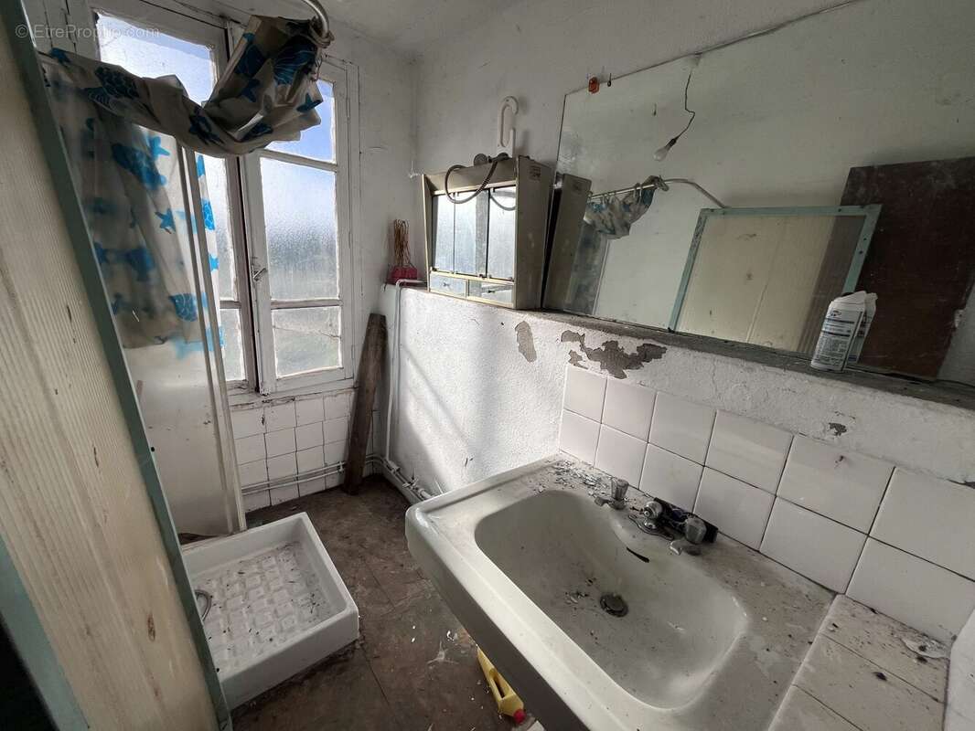 Salle d&#039;eau - Maison à LE MONTEIL