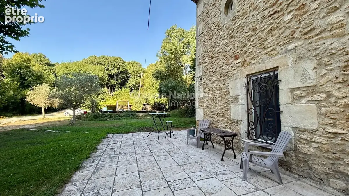 Grans: magnifique mas en pierre de 130 m2- 5 pièces - Terrain 2 600 m² - photo 2