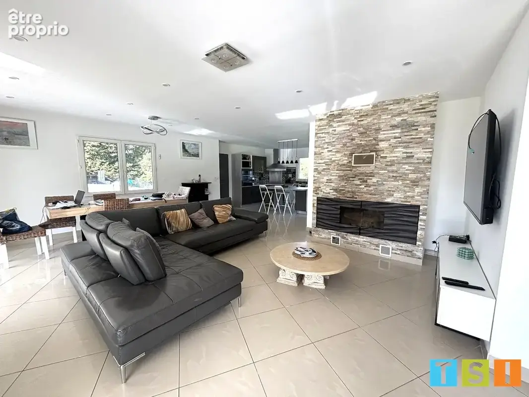 Maison familiale de plain-pied avec 4 chambres et grand garage, au calme - photo 5