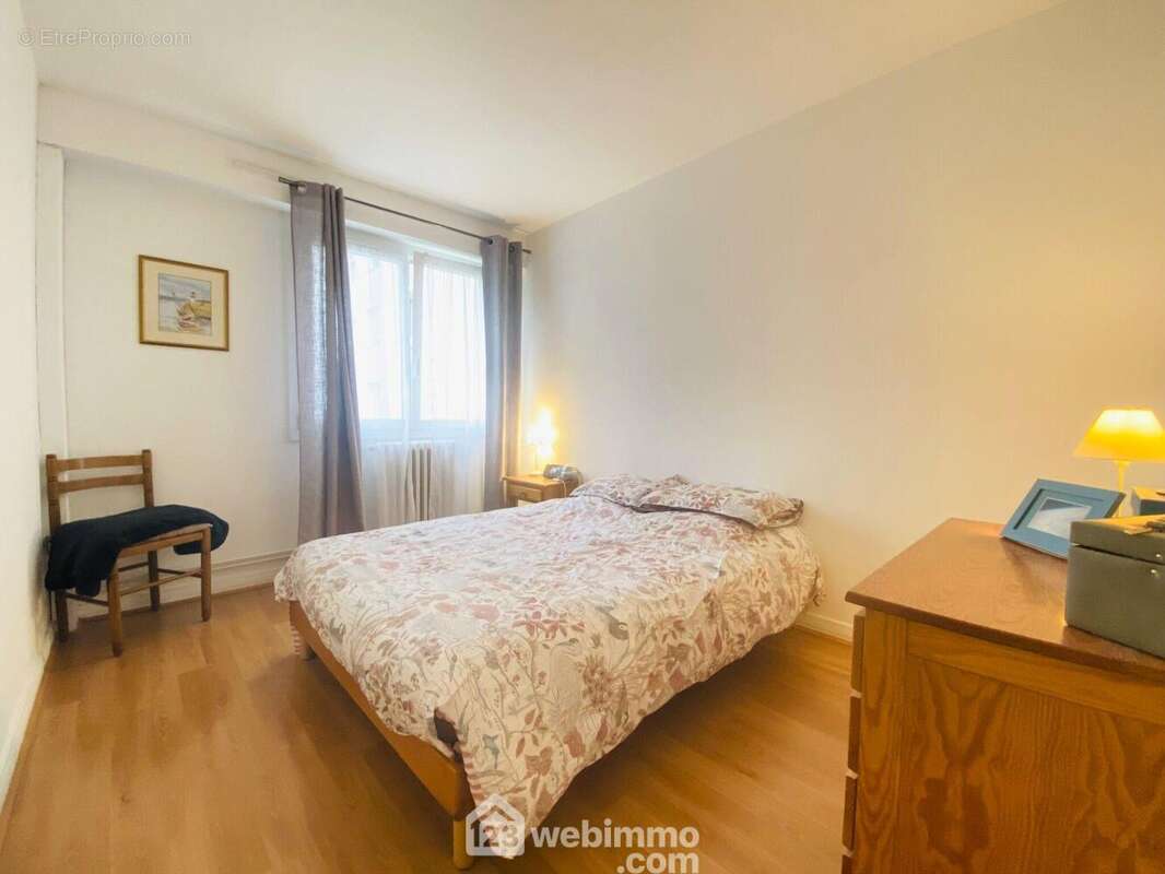 Voici la première chambre - Appartement à RIS-ORANGIS