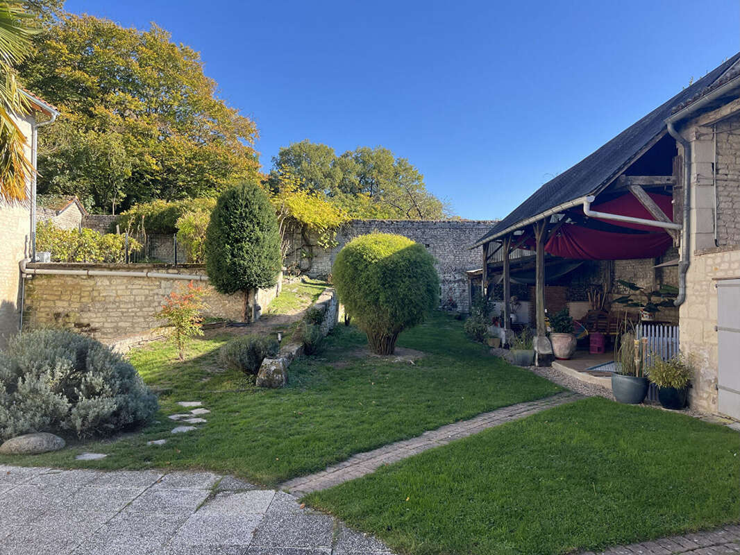 Maison à MONTS-SUR-GUESNES