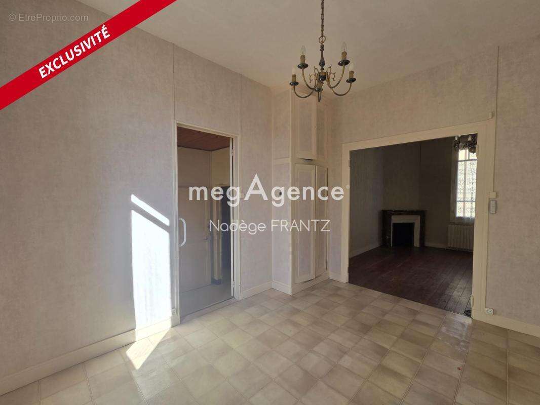 Maison de plain-pied à vendre – Saint-Jean-d'Angély (17400) – Jardin, garage et centre-ville à pied - photo 4