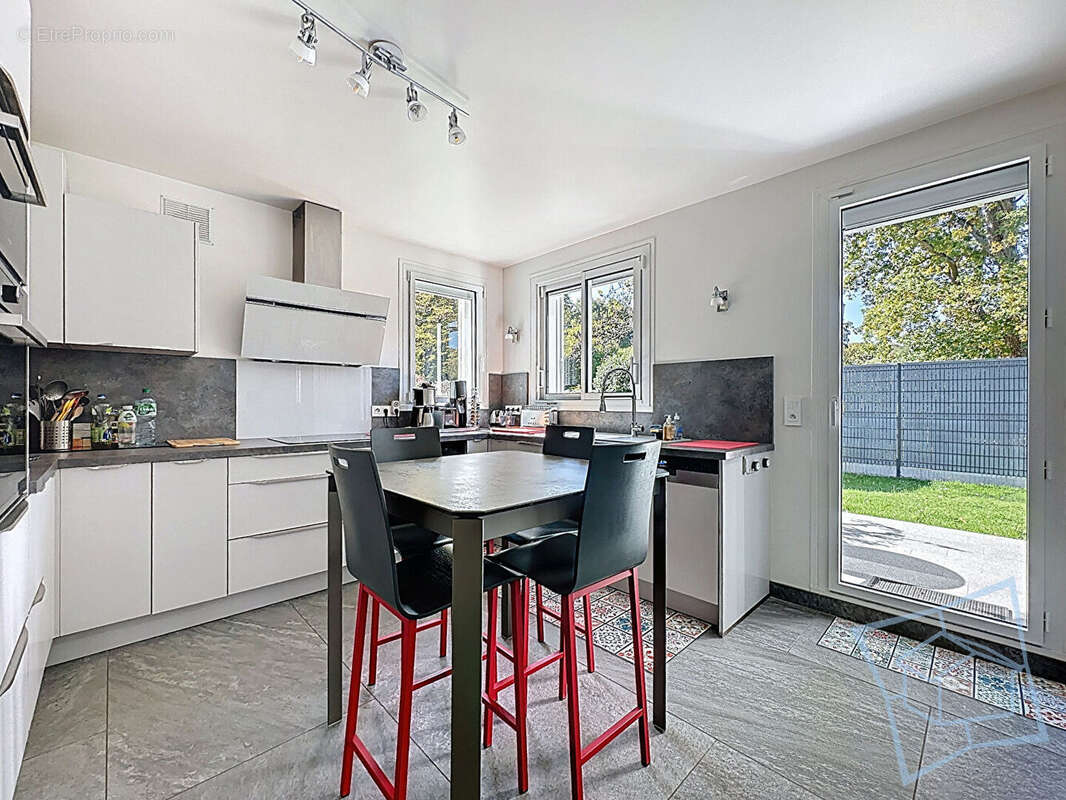 Maison à DAMPIERRE-EN-YVELINES