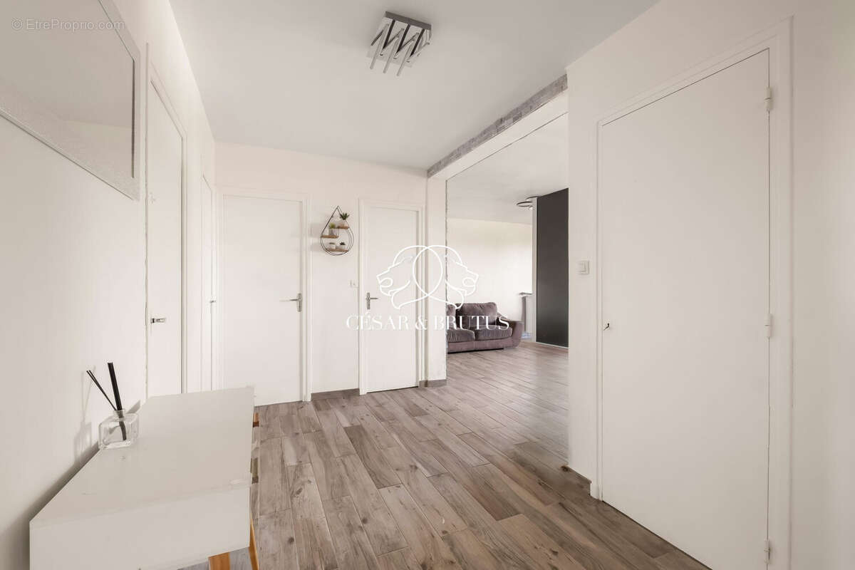 Appartement 80 m² à Saint-Laurent-De-Mure  - photo 8