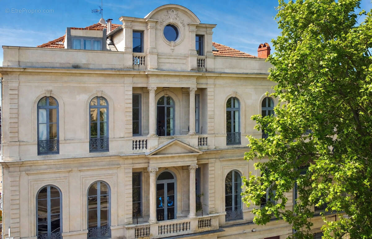 Appartement de prestige 144 m² , Immeuble historique , Centre-ville de Nîmes - photo 2