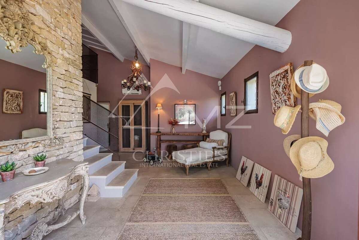 Gordes  - Belle maison en pierre sur un terrain constructible avec piscine - photo 8