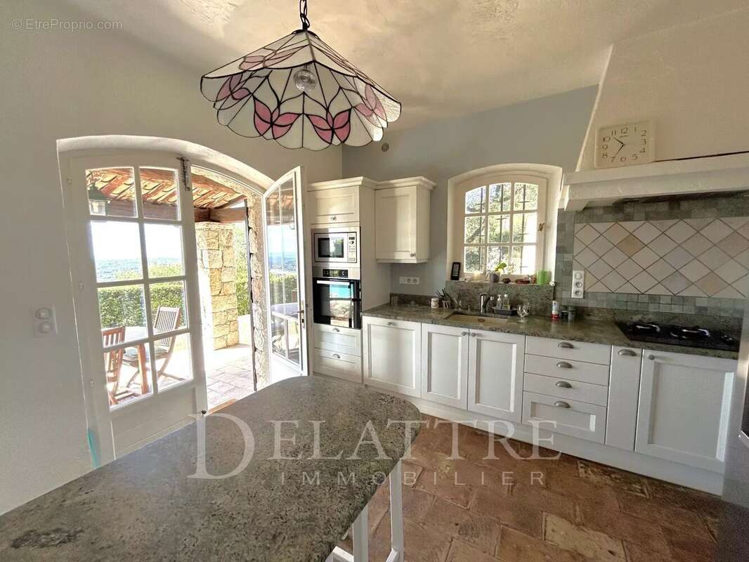 Maison à CHATEAUNEUF-GRASSE