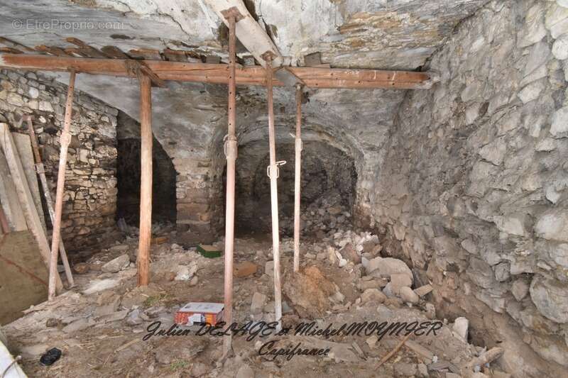 Maison à LE LAUZET-UBAYE