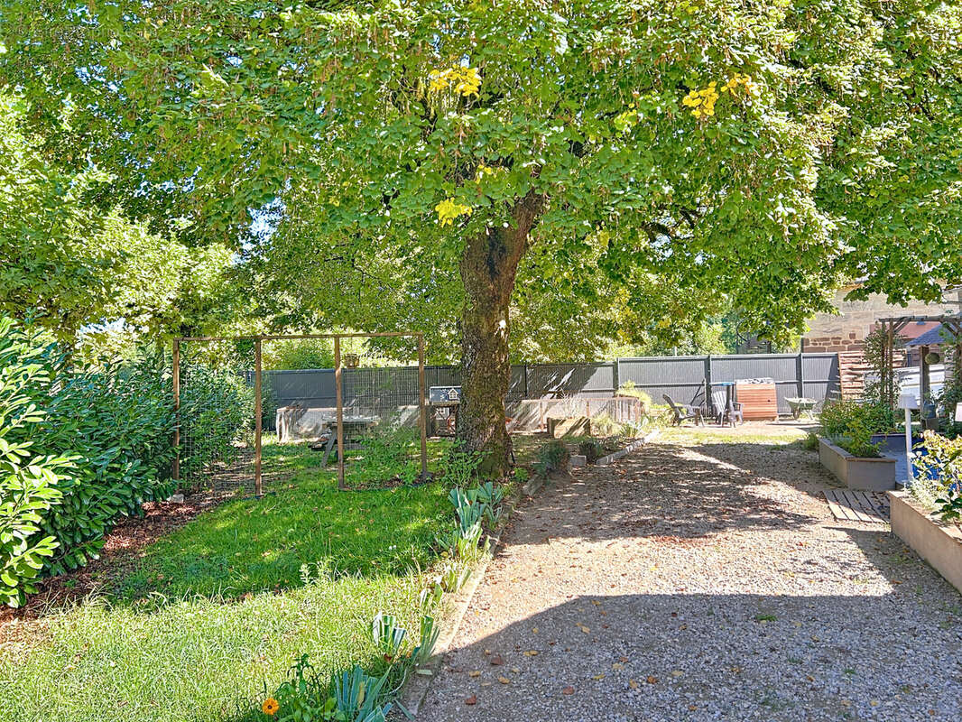 Maison à SAINT-PANTALEON-DE-LARCHE