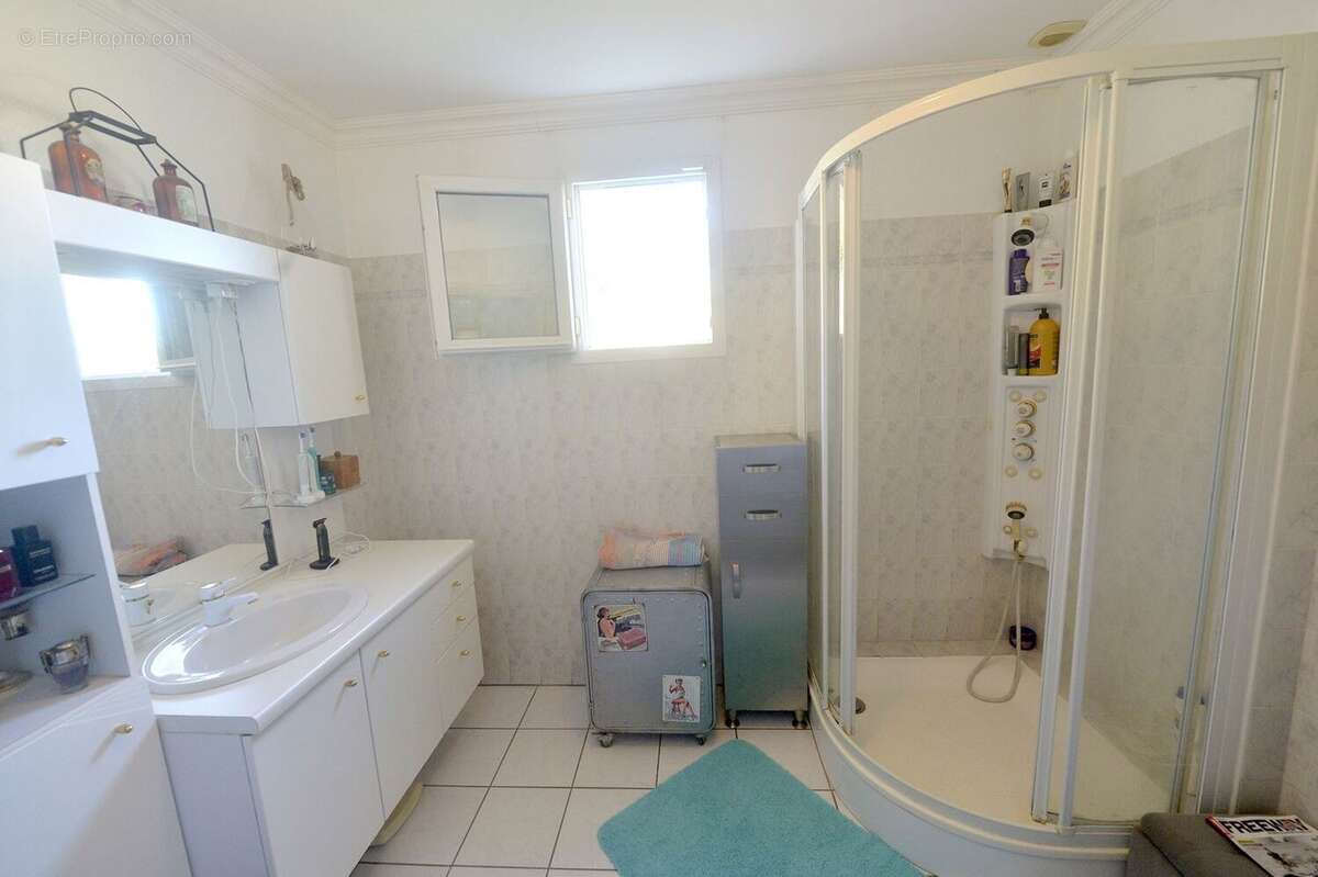 Maison 380 m² à Grezac  - photo 7