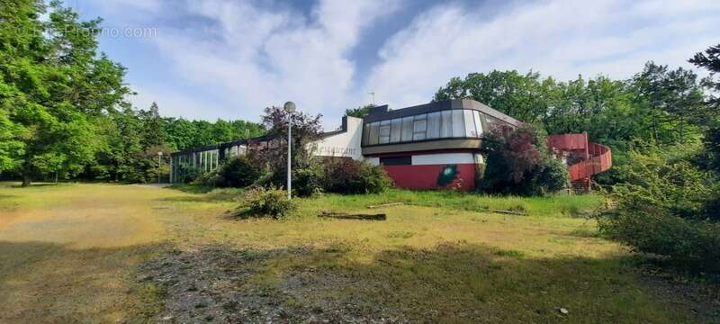 Domaine hôtelier rare entre La Rochelle et Niort, foncier exceptionnel avec parc arboré - photo 2